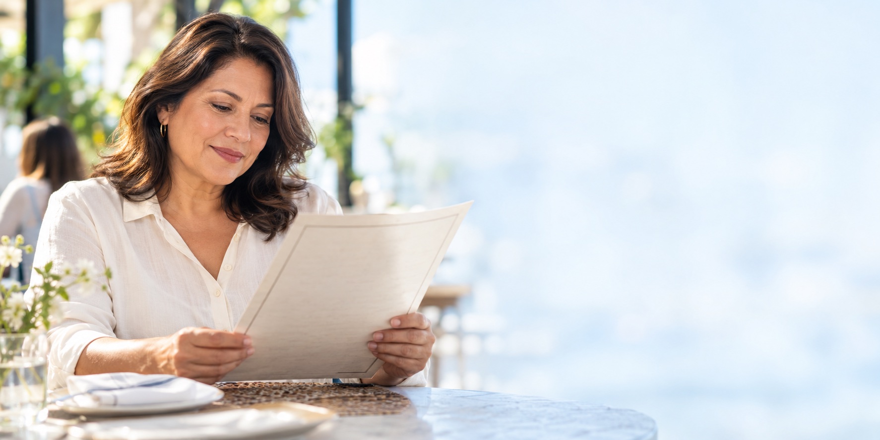 Mujer adulta leyendo un menú